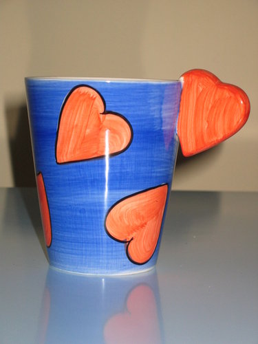Keramik-Herztasse, blau mit roten Herzen