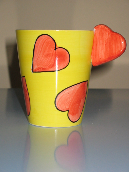 Keramik-Herztasse, gelb mit roten Herzen